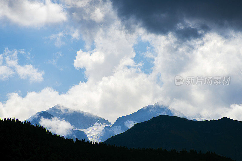 雪山景观
风景Lungern或Lungerersee在Obwalden，瑞士