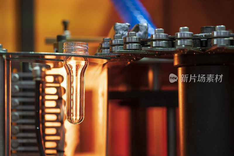 用于饮料厂生产过程中塑料瓶的预成型。