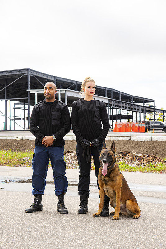 两名K-9专业保安还有一名比利时马里诺犬守卫。