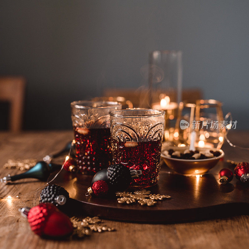 圣诞装饰品和glögg热葡萄酒
