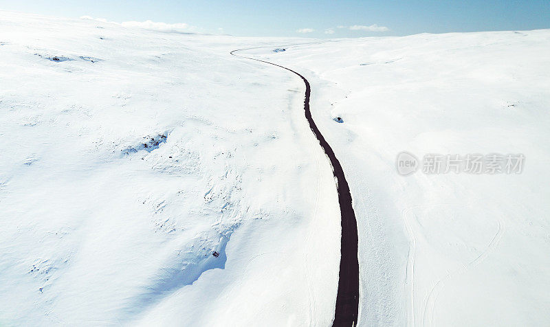 冰岛西峡湾一条被雪覆盖的道路的鸟瞰图