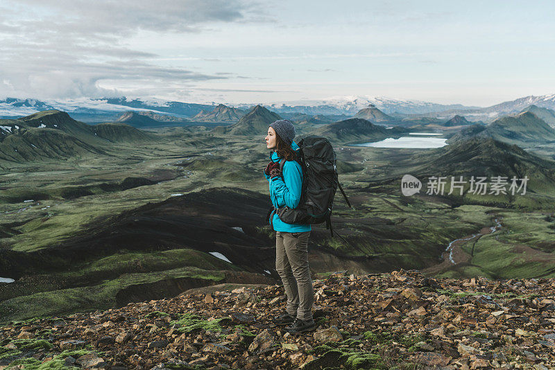 日落时分，在阿尔夫塔瓦湖山谷附近徒步旅行的妇女