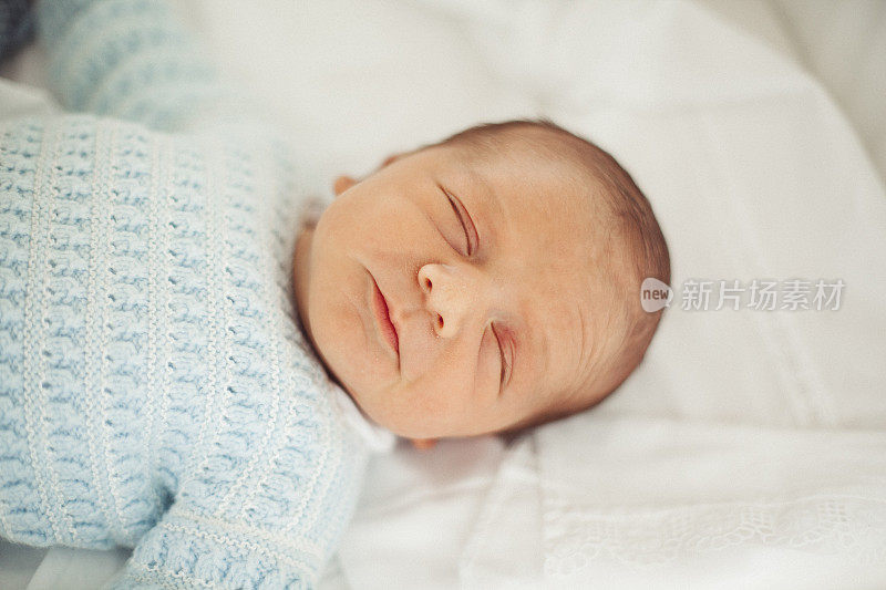 刚出生的男婴在医院的摇篮里