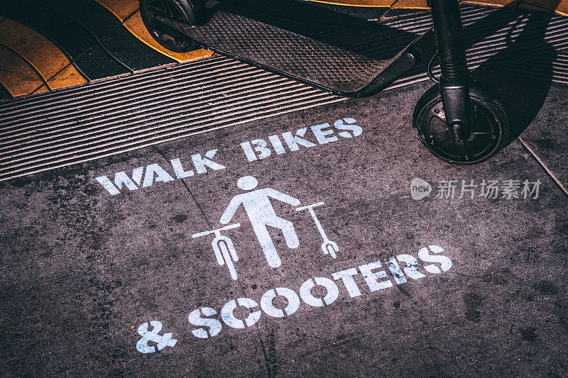 人行道上的步行自行车和摩托车路标