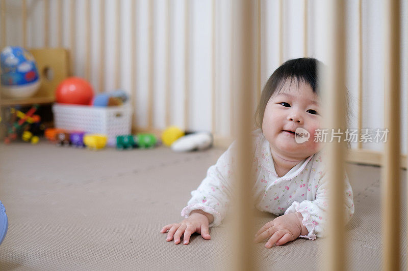 婴儿在家里的地板上爬