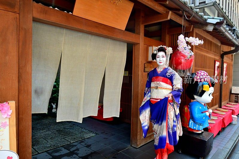 日本女人穿着舞子服装站在京都祗园街