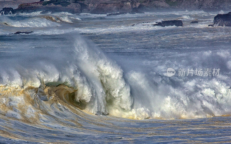 强大的太平洋海浪在加利福尼亚北部，美国，海洋牧场
