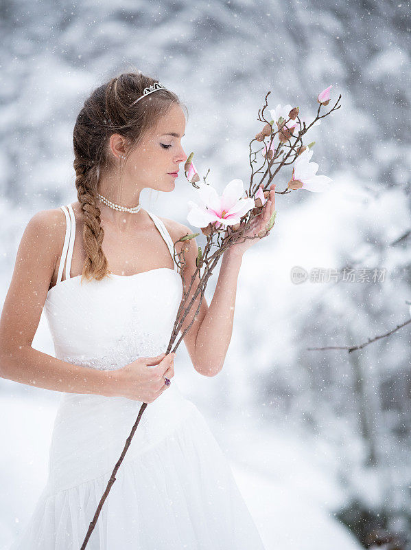 白雪公主新娘手里拿着一朵花，冰冻的童话