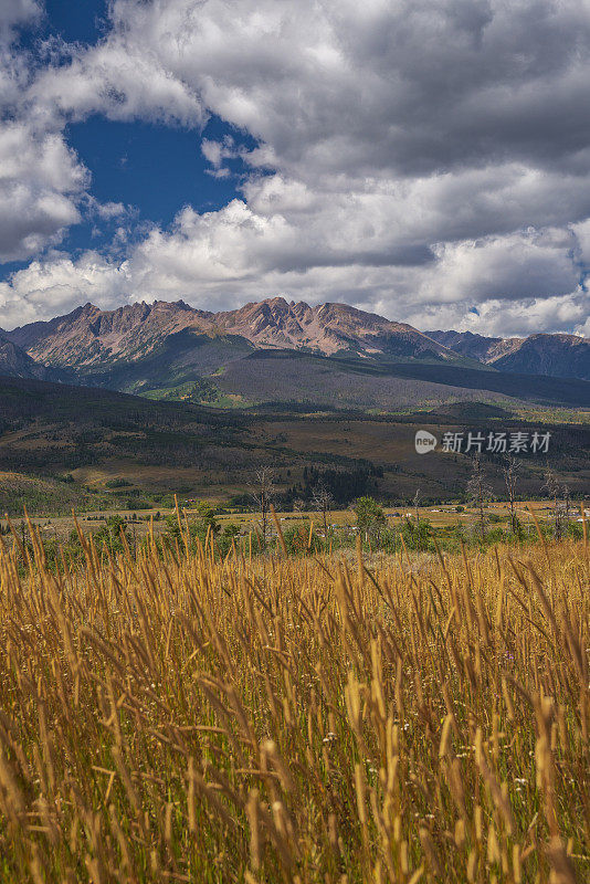 风景秀丽的乡村在Summit县科罗拉多