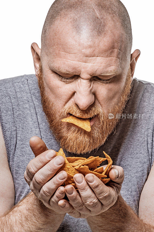 超重的中年男子与食物的斗争