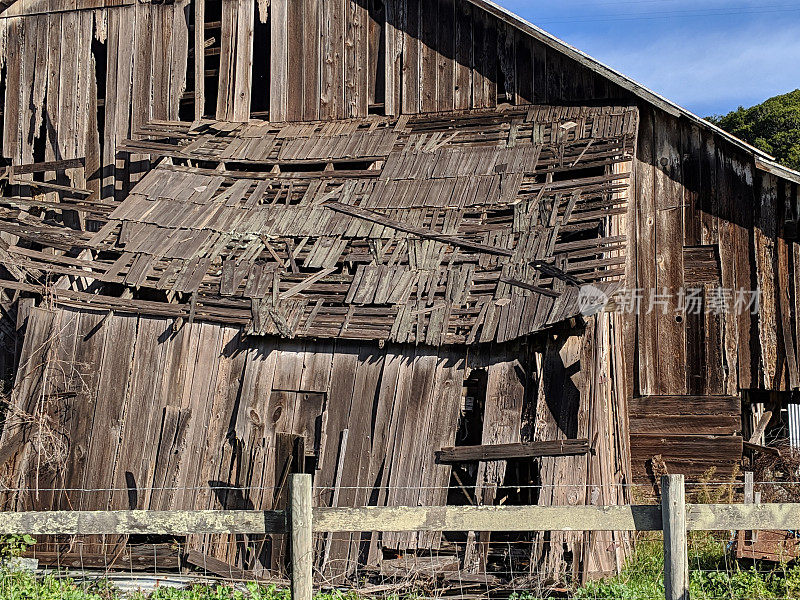 加州索诺玛一号公路上破败的旧谷仓