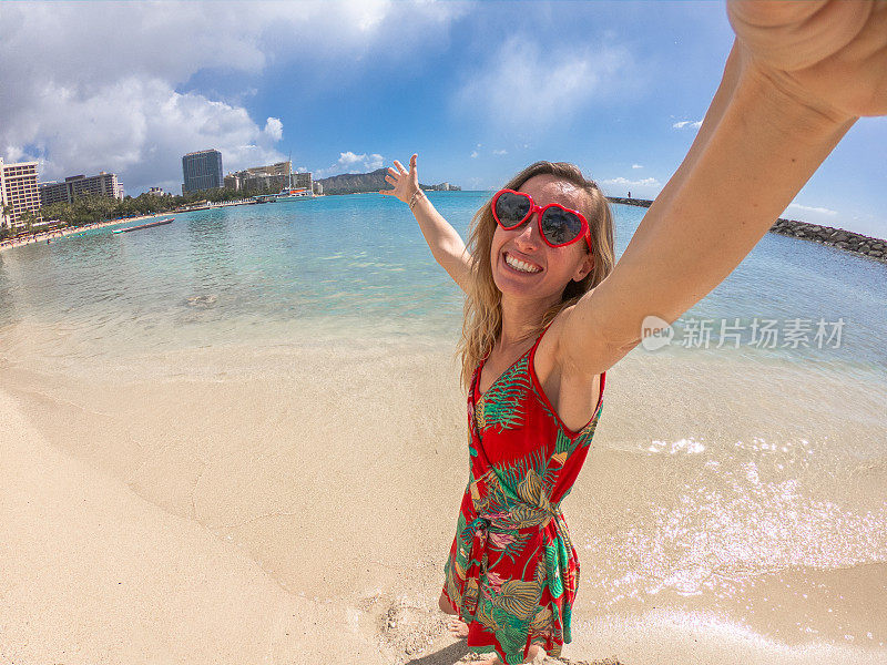 夏威夷海滩上戴着心形太阳镜的女孩的自拍