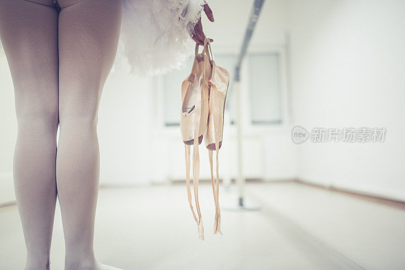 女芭蕾舞演员准备在芭蕾舞工作室接受训练。