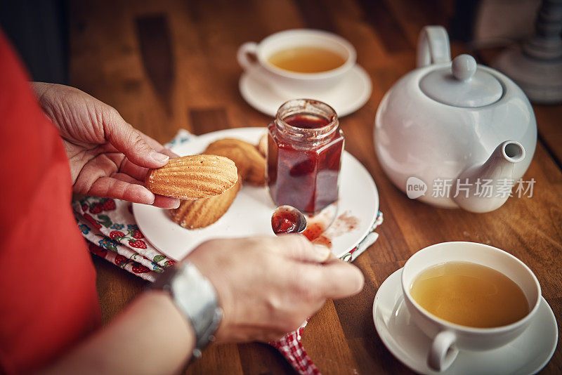 自制玛德琳蛋糕配一杯茶