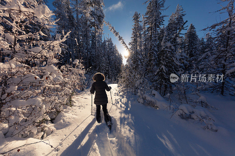 女性穿着雪鞋走