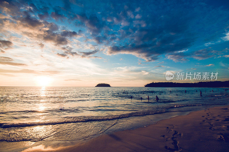 美丽的海滩日落在玛雅湾，普吉岛，泰国