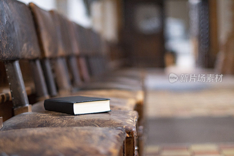 斯堪的纳维亚教堂里的旧圣书放在旧椅子上
