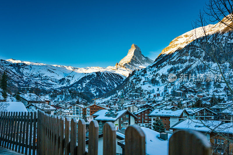 世界著名的马特峰位于瑞士泽马特镇上空，冬季