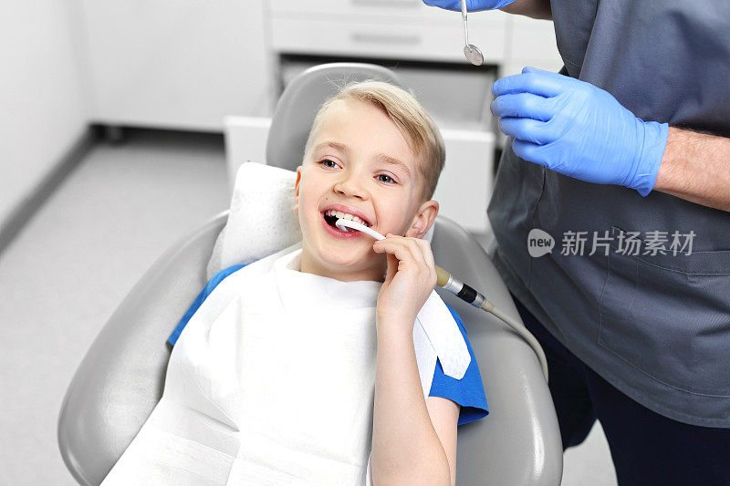 孩子在看牙医。牙科诊所，一个坐在牙科椅上的孩子