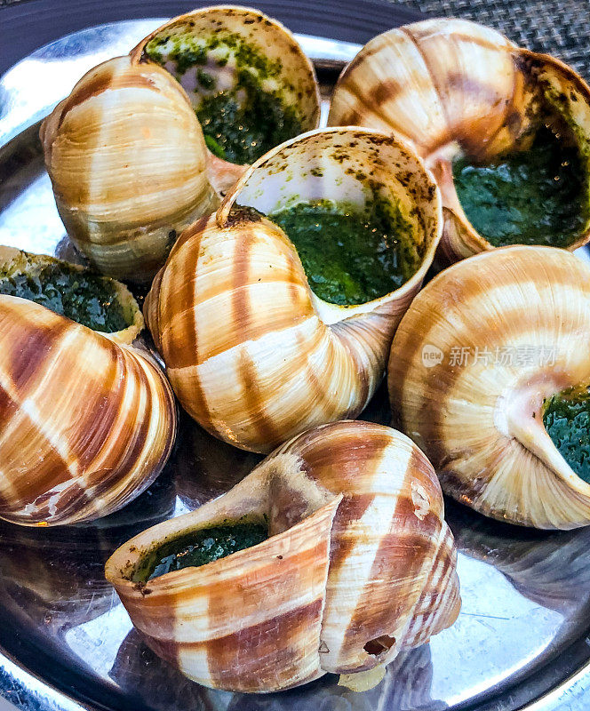 法国蜗牛用大蒜做黄油，巴黎