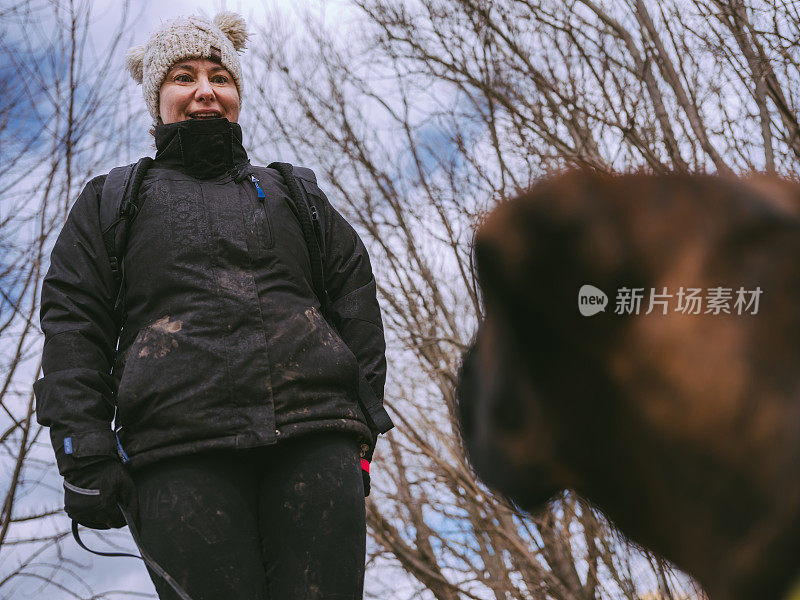 女训犬师与年轻的拳师犬