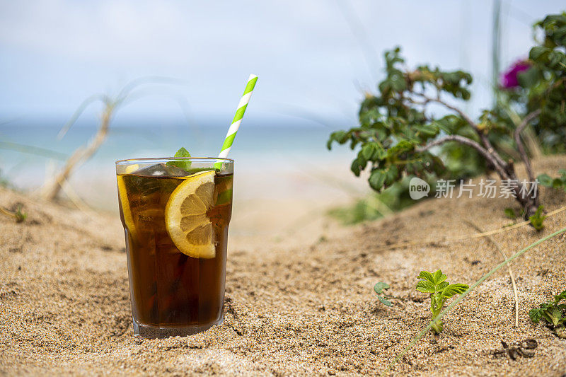 夏日的海滩上，一杯薄荷柠檬冰茶。