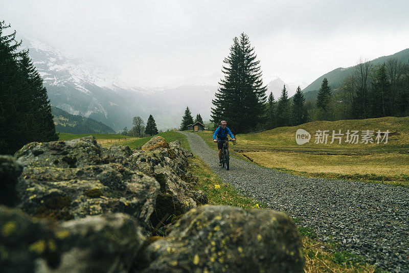 山地车沿着小路骑行