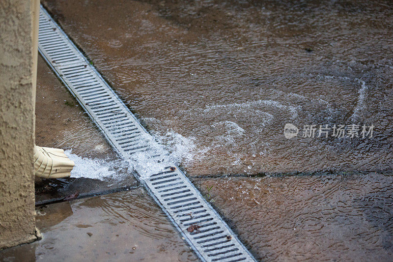 雨水从排水沟流出