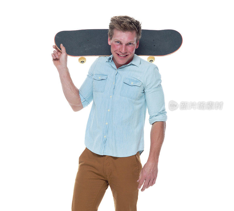一个穿着随意拿着滑板的男人