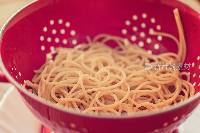 用金属滤锅煮熟的意面，特写