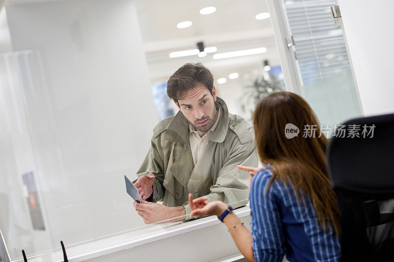 年轻的商人在机场办理登机手续