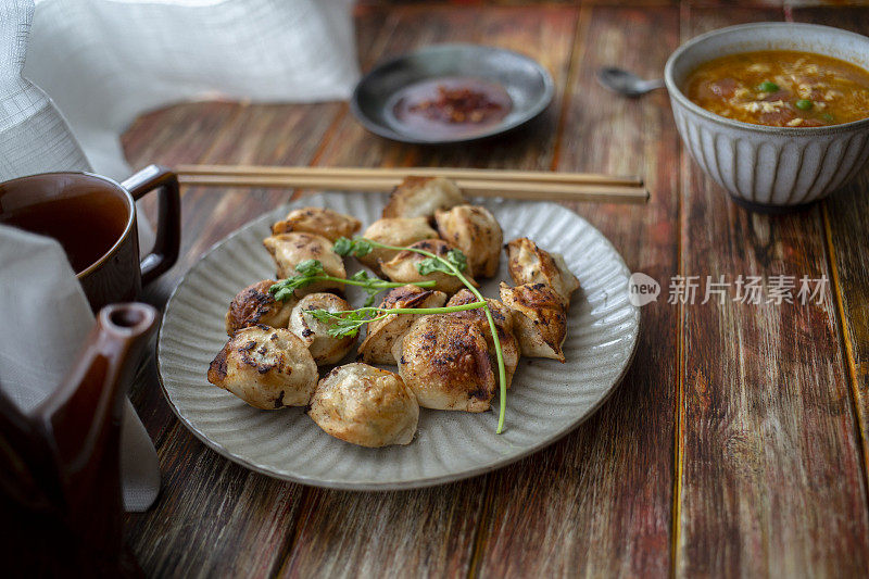 中式早餐:煎饺子和番茄鸡蛋汤