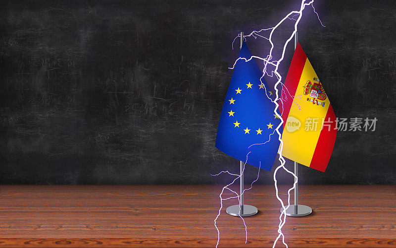 国与国冲突概念;欧盟和西班牙的3D课桌旗帜与雷声一起站在桌子上，前面的黑板背景有很大的拷贝空间。