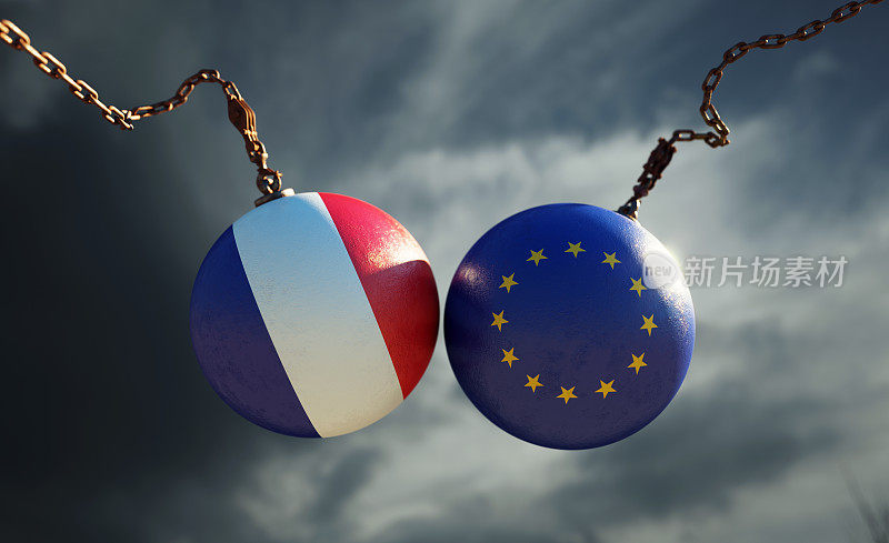 破坏球纹理与欧盟和法国国旗在黑暗的暴风雨的天空