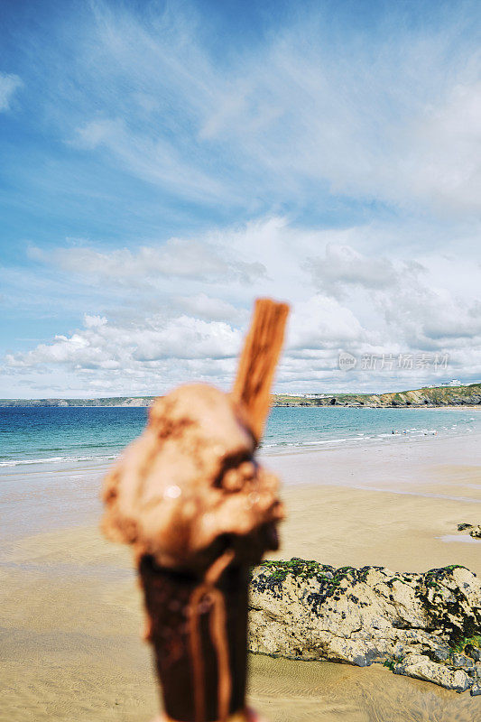 在一个阳光明媚的六月，康沃尔纽基托万海滩的巧克力冰淇淋。