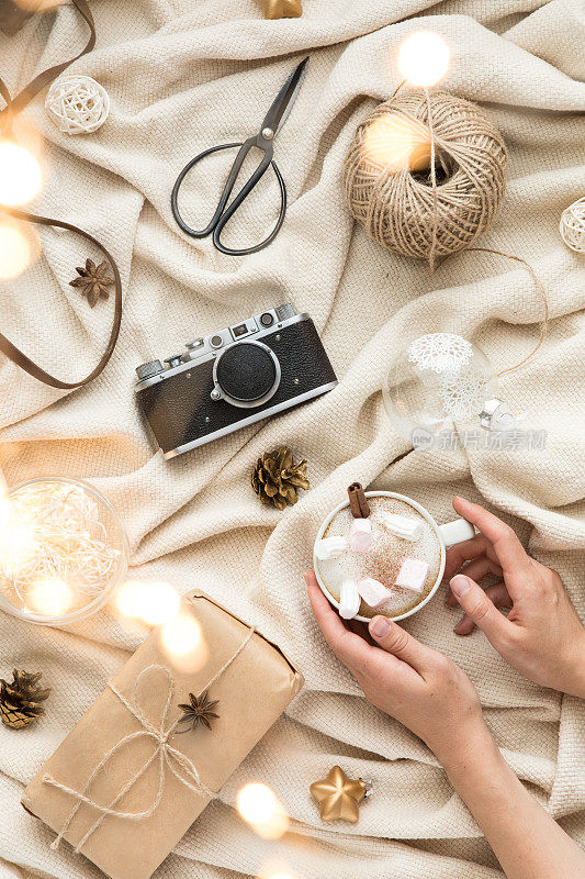圣诞礼物:肉桂棒、棉花糖、针织毯子、礼物和甜筒。冬天,圣诞节的概念。平躺，俯视图