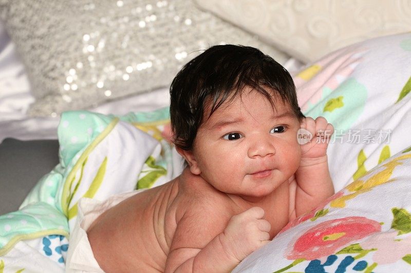 5天大的婴儿第一次拍照。