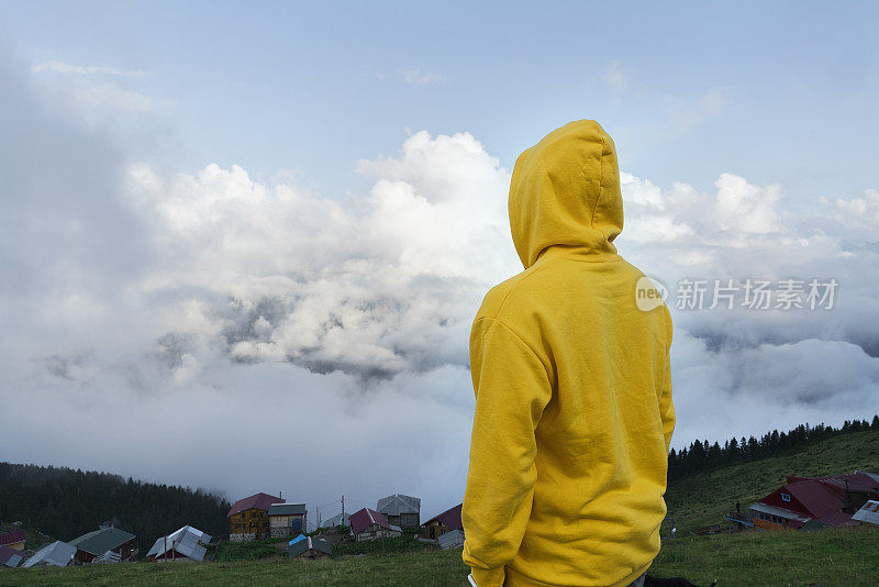 黄色雨衣自然人