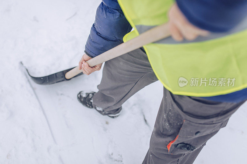 在街上清扫积雪的人