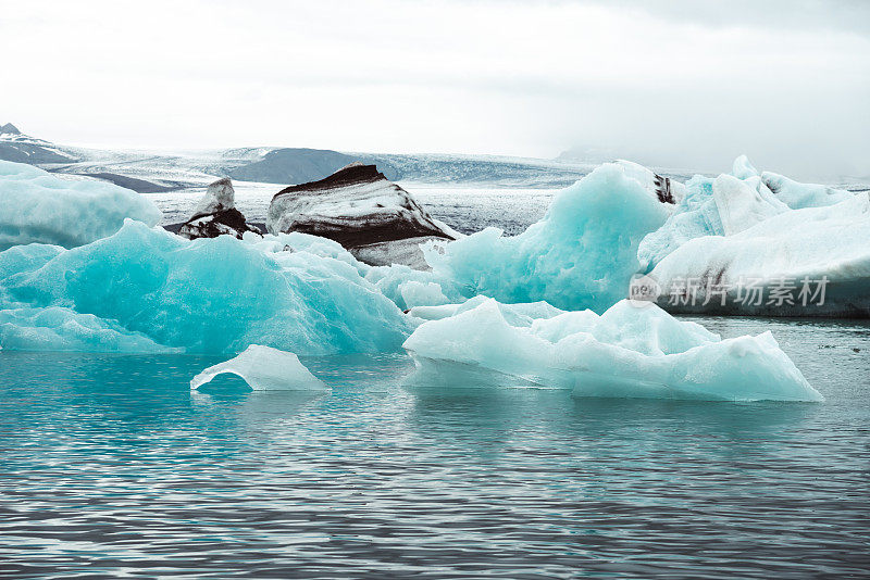 Jokulsarlon冰川湖的漂浮冰山