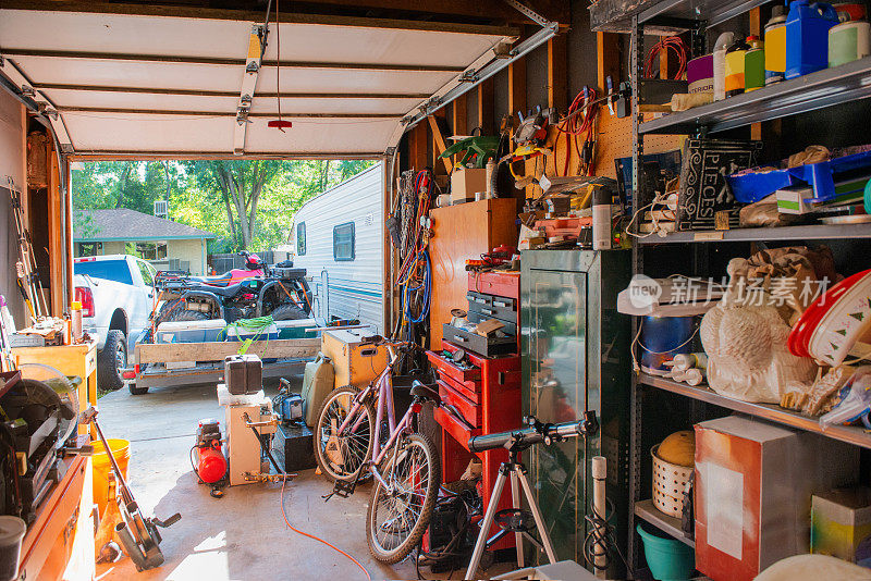 科罗拉多州丹佛市杂乱的车库家庭储藏室