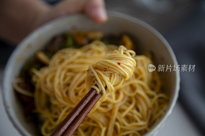 中国自制面条:香料搅拌面条