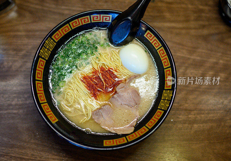 美味的日本煮鸡蛋和蔬菜拉面