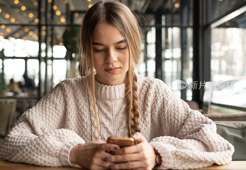 年轻女子上网与手机。