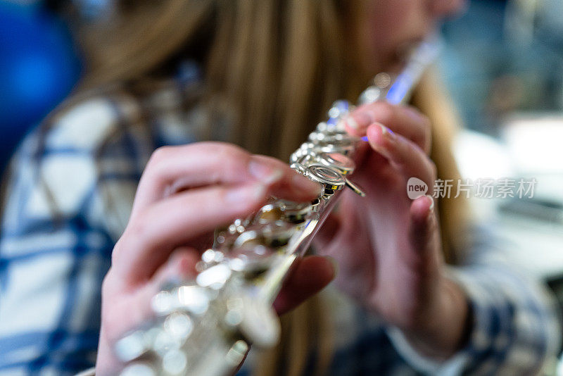 女孩正在练习长笛乐器