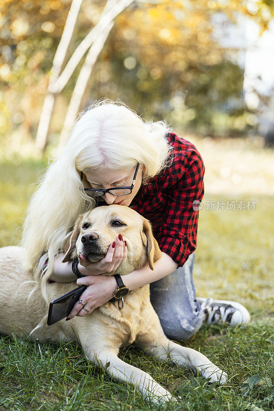 白化病女孩和她的狗