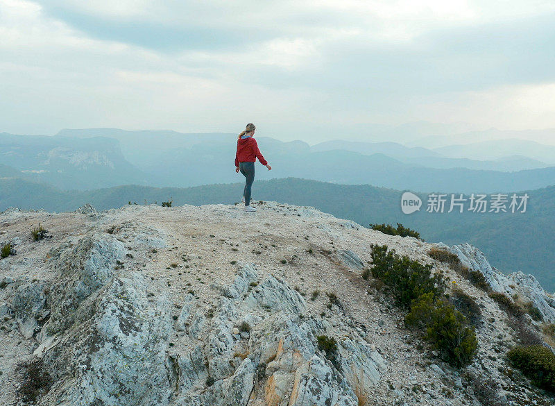 鸟瞰图的女性越野跑者上升的山脊