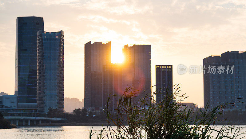 夕阳下的海滨城市