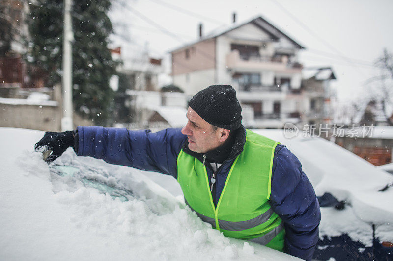 成熟男人清扫雪