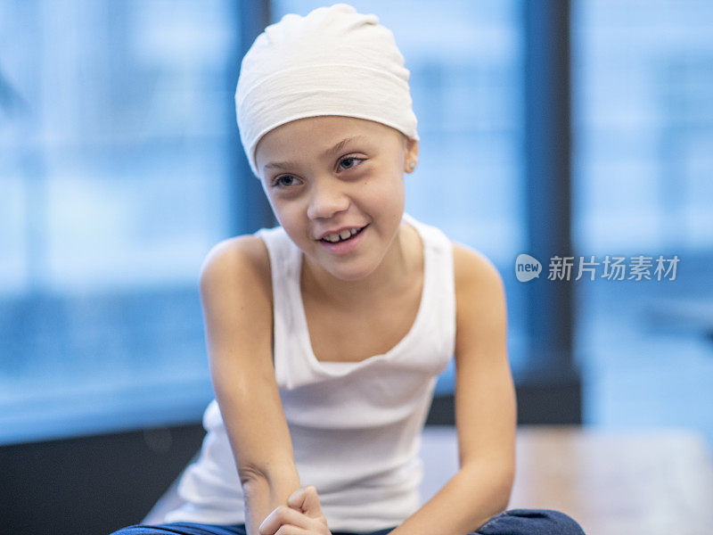 年轻女孩与癌症微笑肖像库存照片
